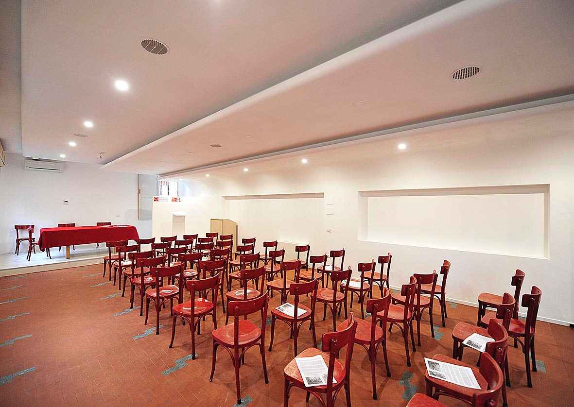La sala conferenze al primo piano della Casa del Popolo di Montegranaro